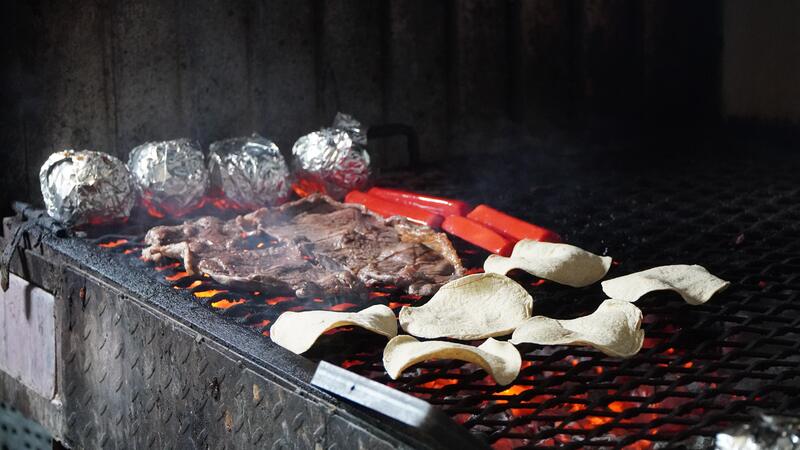 Carne y chiles en el asador al carbón