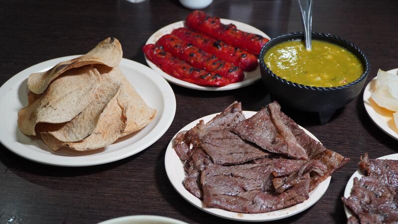 Tortillas, salsa y carne asada