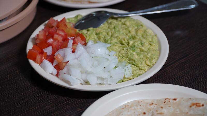 Guacamole, pico de gallo y cebolla